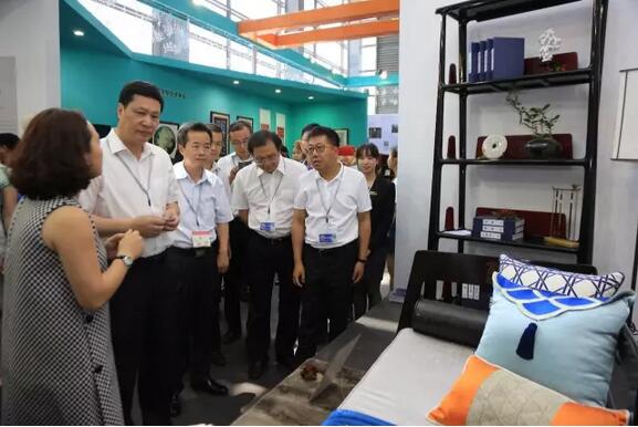 深圳市龍華區(qū)委書記余新國一行參觀品鑒祥利紅木家具 深圳市龍華區(qū)委書記余新國一行參觀品鑒祥利紅木家具
